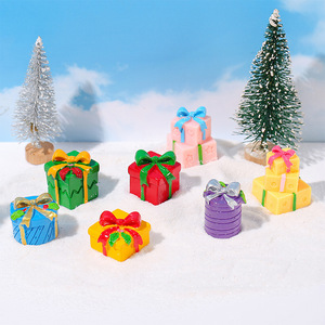 Adornos navideños de resina para caja de regalo, decoraciones en miniatura para colgar en el árbol, forma rectangular pintada a todo color - Product Image 2