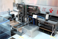 Machine d'ouverture de sacs à fond plat multifonctionnelle à réponse rapide par poids pour aliments avec capteur photocellule