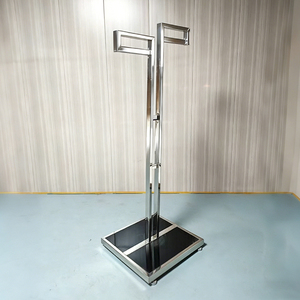 Support de présentation de vêtements en métal robuste au design minimaliste avec base en marbre pour l'aménagement de magasins de détail - Product Image 2