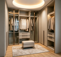 Dressing de Luxe Modulaire Personnalisé avec Portes Vitrées et Finitions Dorées pour Rangement de Chambre Principale de Villa