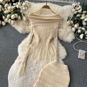 Hàn Quốc Thời Trang Fringe Một Dòng Vai Sexy Phụ Nữ Đan Hai Bộ Retro Fringe Thiết Kế Áo Len Top + Bút Chì Váy Áo Len Bộ - Product Image 1