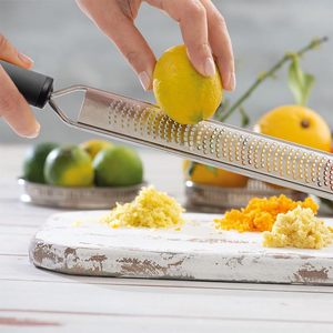 Grattugia manuale a maglia fine con impugnatura antiscivolo, lama in acciaio inossidabile 39x3,5 cm per formaggio e limone - Product Image 6