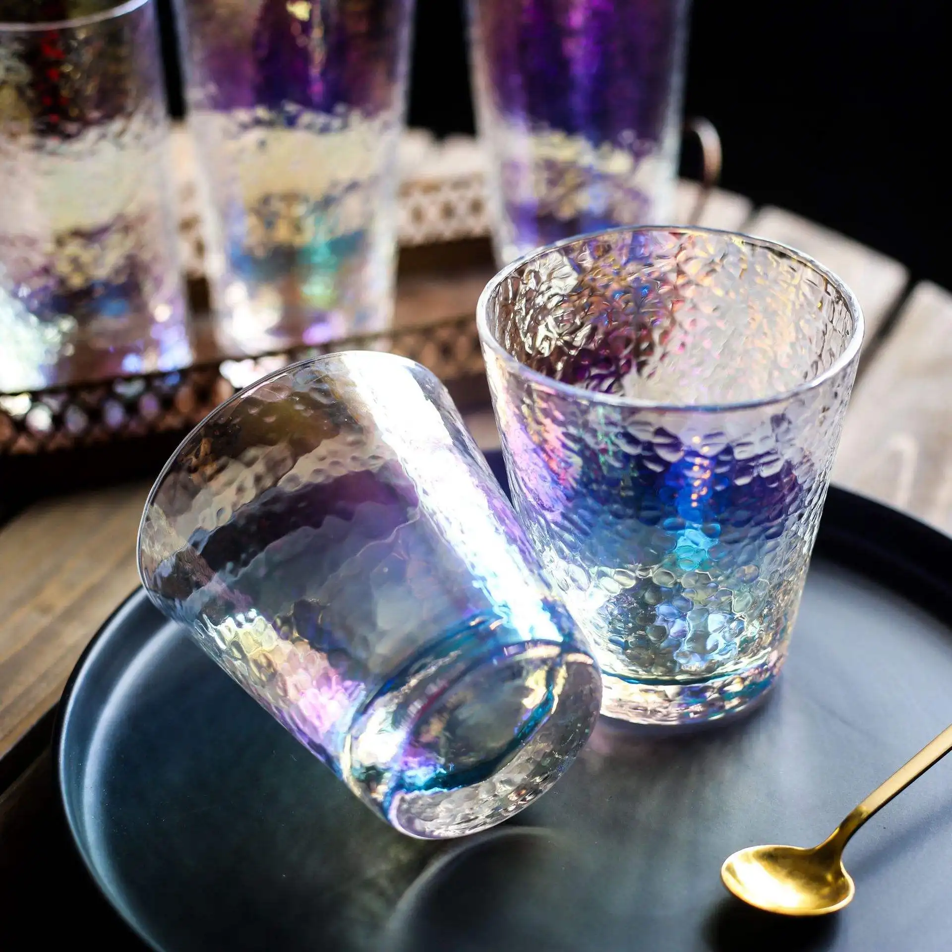 Copo de água de vidro colorido com padrão de martelo e suco de peixe com borda dourada, ideal para venda