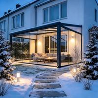 Véranda moderne en aluminium pour patio extérieur avec cloison coulissante en verre, sur mesure pour terrasse arrière-cour