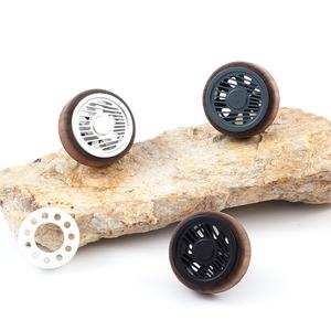 Coque en bois de luxe en alliage d'aluminium sur mesure assainisseur d'air en forme de <span class=keywords><strong>pneu</strong></span> parfum longue durée aromathérapie de voiture - Product Image 1