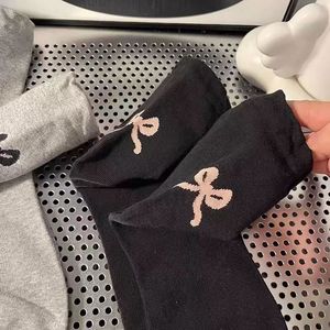 Calcetines de Mujer Estilo Coreano, Antideslizantes, hasta la Pantorrilla, en Negro, Gris y Blanco, para Uso Casual - Product Image 1