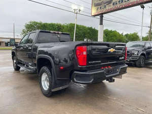 Faible kilométrage Voitures propres d'occasion <span class=keywords><strong>2022</strong></span> <span class=keywords><strong>Chevrolet</strong></span> <span class=keywords><strong>Silverado</strong></span> <span class=keywords><strong>3500</strong></span> HD Crew Cab High Country Pickup 4D 8 pieds prêt à expédier - Product Image 3