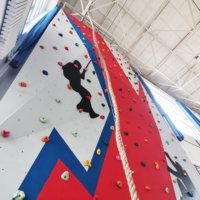 Mur d'escalade facile à installer Équipement d'amusement Mur d'escalade intérieur-extérieur de haute qualité pour parc pour enfants