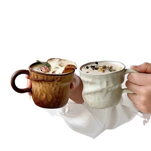 Tasse à café et latte en céramique moderne et minimaliste, résistante aux hautes températures, en grès avec glaçure réactive au four et anse de forme irrégulière - Product Image 5