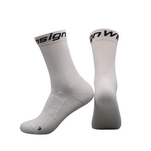 Nouvellement conçu hommes femmes chaussettes de cyclisme en plein air course alpinisme Logos chaussettes personnalisées pour l'absorption de la sueur respirabilité - Product Image 1