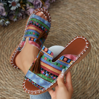 Sandales plates surdimensionnées pour femmes, ornées de pompons