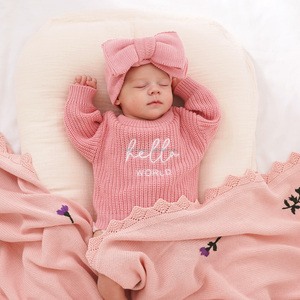 Maglione Ricamato 'Hello World' e Fascia per Capelli Mimixiong, Aggiungi il Nome per un Tocco Personale, Confezione Regalo per Neonata 100% Cotone - Product Image 3