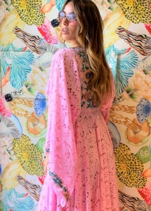 Kimono long ample pour femme, luxueux et de qualité supérieure, en tissu de dentelle rose avec corsage orné d'appliques florales bohèmes - Product Image 4