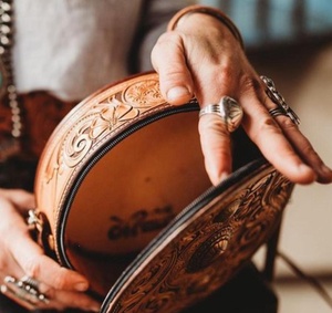 กระเป๋าสะพายไหล่หนังสลักลายดอกไม้พร้อมซิปปิดดีไซน์ดอกไม้หรูหรา - Product Image 6