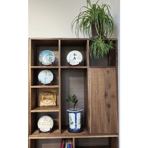 Estantería vertical de madera maciza en estilo retro Almacenamiento de madera de nogal negro Hermosa exhibición Diseño tradicional para la decoración de la sala de estar - Product Image 2