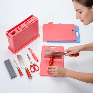 Juego de cuchillos JAYA MATA de 9 piezas con hojas de acero inoxidable, mangos rojos, tablas de cortar y afilador. - Product Image 1
