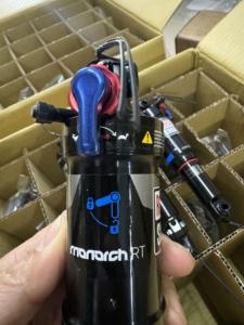 Amortiguador Trasero RockShox Monarch RT 190x51 para Bicicleta de Montaña, Aleación de Aluminio, Presión de Aire con Función de Bloqueo - Product Image 2