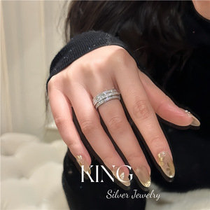 Anillo de Diamantes Blancos King Silver Jewelry, Plata de Ley S925 Chapada en Oro, Engaste de Canal Giratorio, Unisex, Uso Diario - Product Image 2