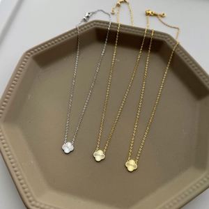 สร้อยคอจี้รูปดอกไม้โคลเวอร์ประดับเพชรเม็ดเดี่ยว ดีไซน์ใหม่จาก Dylam Designer ทำจากเงินแท้ 925 ชุบทอง พร้อมสายโซ่แบบเชื่อมต่อ สำหรับผู้หญิง สาวๆ และสุภาพสตรี - Product Image 6