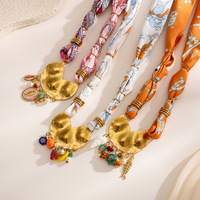 Collier en soie imprimée vintage en gros, ruban torsadé, breloque multi-perles en métal doré, long pendentif, bijoux pour femmes