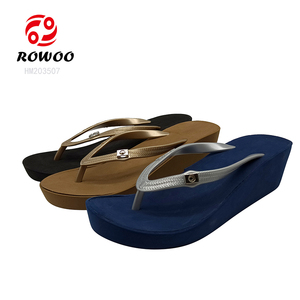 OEM <span class=keywords><strong>ciabatte</strong></span> da spiaggia da <span class=keywords><strong>donna</strong></span> estate personalizzabili colore all'ingrosso <span class=keywords><strong>ciabatte</strong></span> infradito realizzate con PU/PVC per uso esterno - Product Image 1