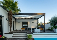 Pergola bioclimatique en aluminium au design moderne, toit à lames orientables imperméable, fonctionnement motorisé/manuel, taille personnalisable pour balcon