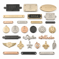Étiquette métallique en émail souple avec logo, plaque de marque en époxy pour vêtements, chaussures, sacs à main, parfums – Échantillon rapide, fourniture personnalisée de qualité supérieure
