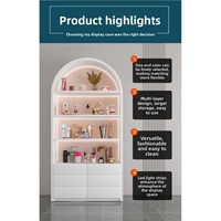 Vitrine de présentation élégante blanche et rose pour cosmétiques et parfums, idéale pour les boutiques de luxe et salons de beauté, avec produits de soin de la peau