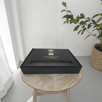 Boîte d'expédition en carton ondulé pliée, impression couleur noire, boîte postale