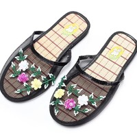 Chaussons d'été pour femmes de style chinois, en EVA brodé, à bout fermé, avec motif floral créatif, en maille respirante, à enfiler, à talons ouverts, rafraîchissants pour la maison
