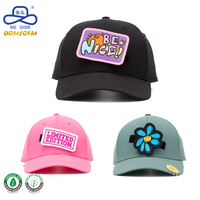 Casquettes de baseball en coton à 6 panneaux avec trou pour queue de cheval, personnalisables avec des patchs Velcro, pour femmes, événements sportifs, par un fabricant de chapeaux.
