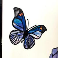 Attrape-soleil en verre teinté avec un motif de papillon iris bleu |   Artisanat en verre véritable de 78 pouces, fait main |   Décoration de jardin d'inspiration naturelle |   Cadeau unique