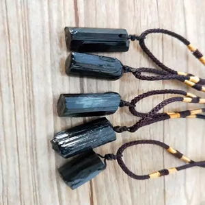 Collier pendentif en tourmaline noire naturelle, pierre brute, cristal brut, cadeau pour le yoga et la méditation - Product Image 1