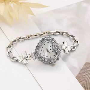 Elegante Reloj de Mujer con Cristal en Forma de Corazón, Estilo Lujoso, Accesorio de Pulsera de Cuarzo - Product Image 6