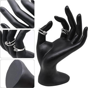 Vente en gros <span class=keywords><strong>d</strong></span>'accessoires <span class=keywords><strong>d</strong></span>'affichage de modèle de main de bague noire support de présentoir de bijoux en résine personnalisé pour bijouterie de <span class=keywords><strong>d</strong></span>étail - Product Image 3