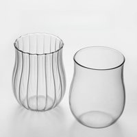 Verre de dégustation à nervures verticales de style tulipe ; Fabriqué en verre borosilicate résistant à la chaleur ; Design minimaliste adapté aux lattes