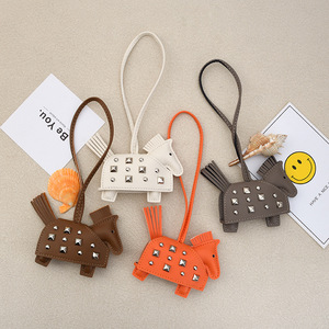 Porte-clés Cheval de Guerre en Cuir PU de Luxe, Fait Main avec Rivets, Style Punk, Breloque de Sac, Animal Mignon, Porte-clés de Voiture Design - Product Image 1