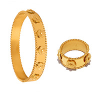 XIXI Classique Vintage Plaqué Or 18 carats Fleurs en Relief Bracelets Joncs et Bagues en Acier Inoxydable pour Femme Parures de Bijoux Tendance