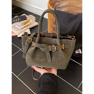 Sac à main pour femme de luxe rétro minimaliste, nouveau sac bandoulière d'hiver avec doublure en PU, style polyvalent et simple - Product Image 1