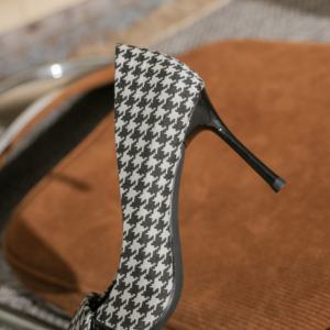 รองเท้าส้นสูงทรงโบว์ลายพิมพ์นกยูง ส้นเข็ม ดีไซน์ทันสมัยสำหรับฤดูร้อน รองเท้าหัวแหลม ส้นบาง ให้ลุคที่ดูเป็นผู้หญิง - Product Image 4