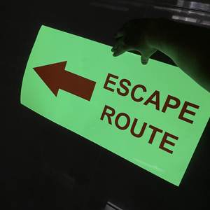 Señal de Evacuación de Emergencia Personalizada de PVC que Brilla en la Oscuridad, Señal de Salida con Flecha y Señal de Seguridad Fotoluminiscente para Carreteras, Montada en el <span class=keywords><strong>Suelo</strong></span> - Product Image 3