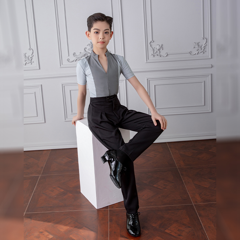 Gris manga corta + pantalón negro
