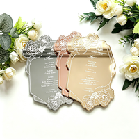 Cartes de menu élégantes et tendance en acrylique effet miroir argenté, motif texte blanc estampé à chaud pour restaurant et célébrations