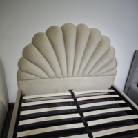 Traditionelles Retro-Stil Kopfteil in Muschelform aus weißem Samt für Möbel, Schlafzimmerbetten, komfortabel und warm