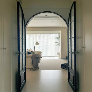 <span class=keywords><strong>Puerta</strong></span> <span class=keywords><strong>de</strong></span> Vidrio Abatible <span class=keywords><strong>de</strong></span> Diseño Arqueado con Marco <span class=keywords><strong>de</strong></span> Aleación <span class=keywords><strong>de</strong></span> Titanio para Interiores - Product Image 4