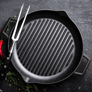 Parrilla Redonda de Hierro Fundido Esmaltado en Rojo de 31 cm con Dos Asas de Anillo - Product Image 2