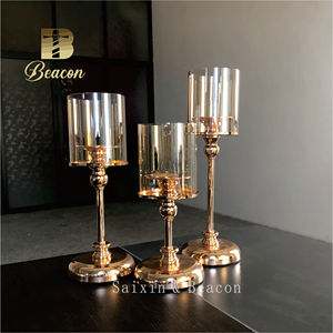 Beacon Juego de 3 Portavelas Dorados Graduados con Campanas de Vidrio Ámbar, Centros de Mesa de Lujo para Bodas - Product Image 3