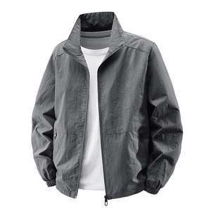 Factory <span class=keywords><strong>Outlet</strong></span> Hombres Stand Collar Transpirable Cierre de cremallera Chaqueta informal Protector solar <span class=keywords><strong>Ropa</strong></span> exterior resistente al desgaste para el verano - Product Image 1