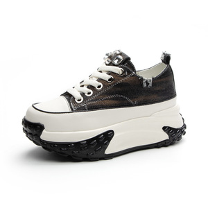 Zapatillas blancas de mezclilla para mujer, modernas y versátiles, con suela gruesa retro, adecuadas tanto para estilos casuales como deportivos. - Product Image 5
