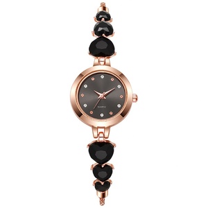 Élégante montre-bracelet en forme de cœur avec pierres précieuses noires pour femme, montre à quartz en or rose avec cadran en cristal - Product Image 1